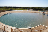 Votre constructeur de piscine enterrée en Vendée (Pays de Loire), devis piscine à fond de sable sur-mesure.